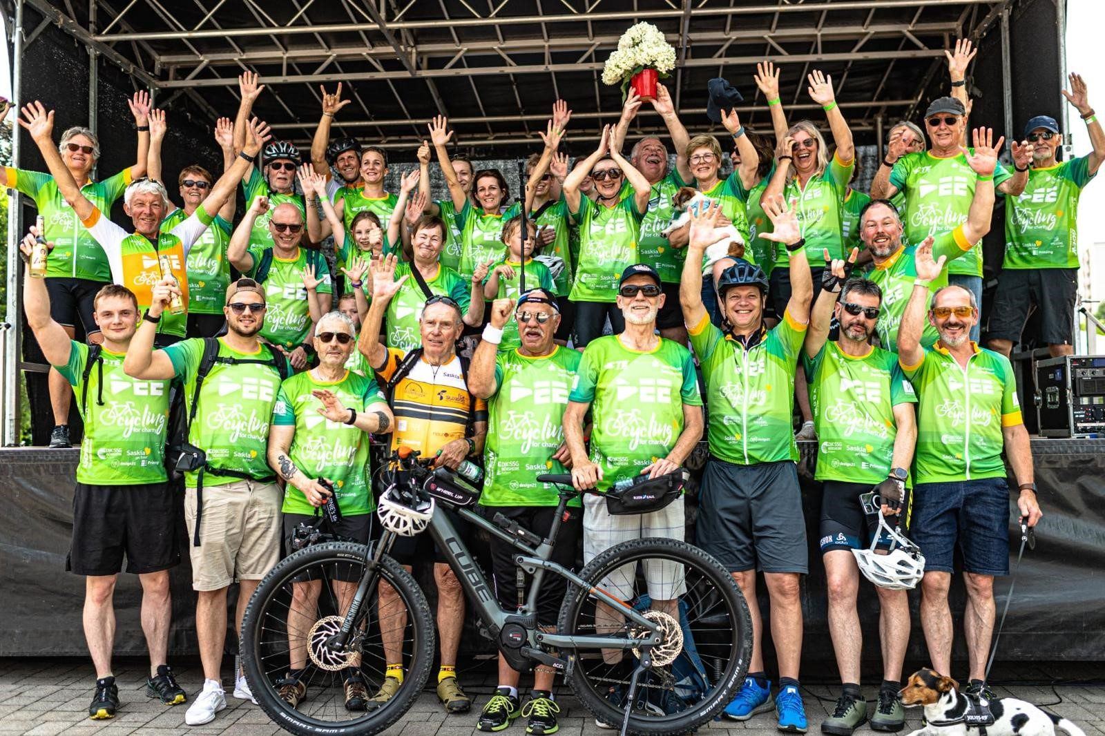 Gruppenbild der Benefizaktion Saskia on Tour auf der Bühne im Odenwald