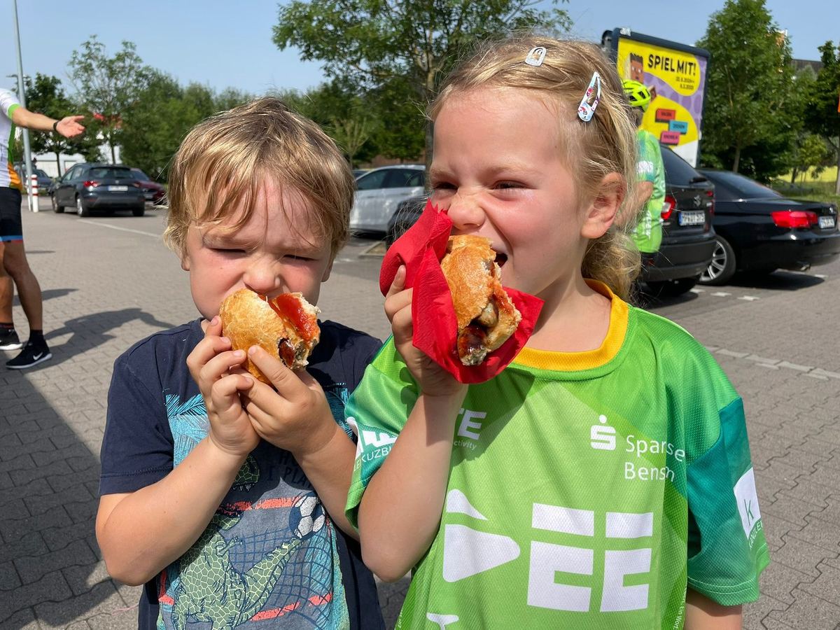 Kinder beim gemeinsamen Essen im Rahmen einer Benefizaktion