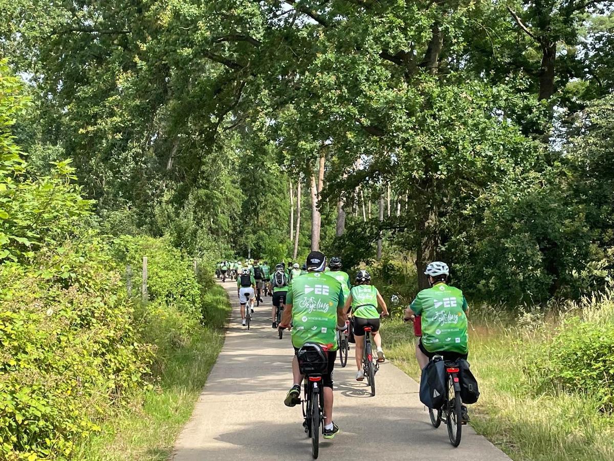 Teilnehmer der Cycling for Charity Familientour auf einer Landstraße im Odenwald